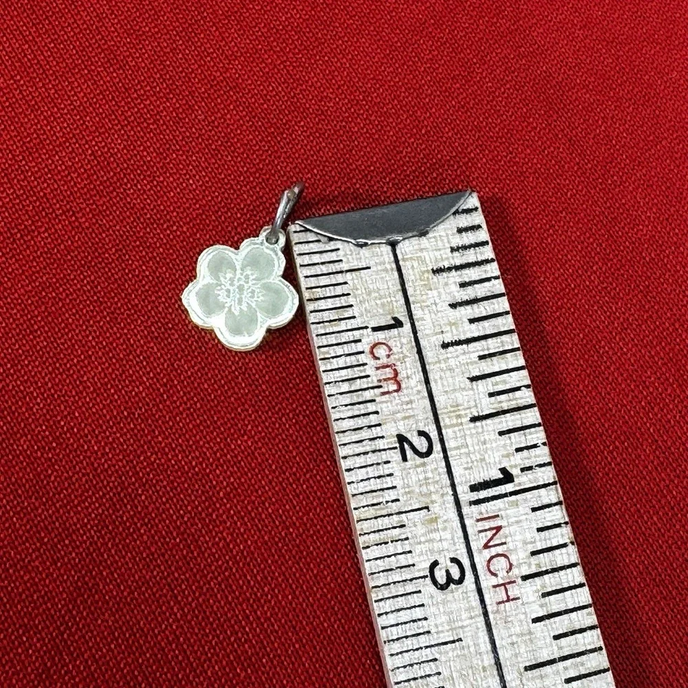 Small Yellowish Green Mirrored Flower Charm‎